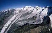 Trein rijdt door middel van Zwitserse gletsjers