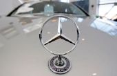 Hoe Vervang de Hood Ornament op een Mercedes