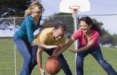 Het gebruik van een opblaasbare bal pomp voor basketballen