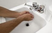 Een schimmel geur van een badkamer wastafel afvoer