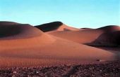 Wat zijn sommige geografische locaties van woestijnen?