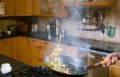 Hoe krijg ik een geur van verbrand vet uit een keuken