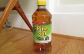 Het reinigen van de vloeren van het hardhout met Pine Sol