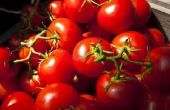 Hoe te verwijderen van eetbare Wax op tomaten