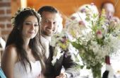 De Griekse bruiloft traditie van het breken van de platen