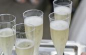 Hoe te doen etsen op Plastic Champagne Flutes