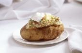Een aardappel in folie verpakken helpt het te koken sneller?