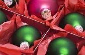 Hoe om te hangen van de ornamenten met lint