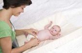 Hoe schoon een stompje van de navelstreng op een pasgeboren Baby