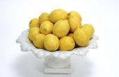 Hoe maak je zelfgemaakte citroenolie schillen voor het reinigen