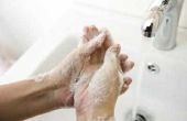 Hoe schoon van vuil van uw handen en nagels