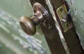 Hoe te repareren van een drukknop deurknop die zal niet vergrendelen
