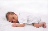 Hoe krijg ik een pasgeboren baby aan slaap zonder vastgehouden