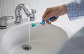 Hoe Sanitize een tandenborstel
