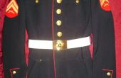 Het bijvoegen van de gordel op een Blue Marine Dress Uniform