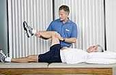 Hoe te doen eenvoudige fysiotherapie oefeningen thuis ter versterking van de knieën