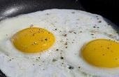 Hoe om te koken eieren in gietijzer