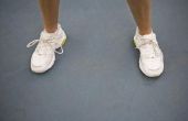 Het verwijderen van vlekken van gedroogde vuil uit witte schoenen