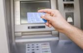 Het verkrijgen van geld van de rekening van een kredietkaart