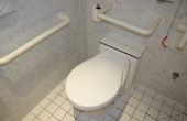 How to Install Assist Bars op een Toilet voor een gehandicapte persoon