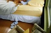 Hoe te verheffen van een Bed Frame en beschermen van houten vloeren