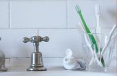 Hoe schoon PVC-buizen van tandpasta opbouw