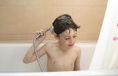 Hoe te leren van een kind om een douche te nemen