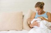 How to Keep Baby wakker terwijl het geven van borstvoeding