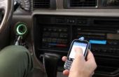 Hoe om te luisteren naar de muziekspeler van de telefoon van een cel door een autoradio
