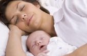 Moeders die hun pasgeborenen laten slapen met hen