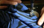 Het gebruik van een naaimachine een Shirt om groter te maken