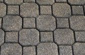 Hoe maak je een betonnen trottoir met mallen