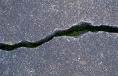 Hoe te repareren van kleine scheuren op gekleurd betonnen vloeren