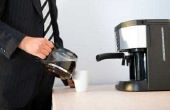 Hoe Hard Water om vlekken te verwijderen uit een koffie Pot