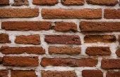 How to Build een bakstenen muur op ongelijke grond