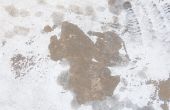 Hoe verwijder ik olievlekken uit beton?