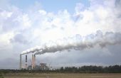 Atmosferische vervuiling die wordt veroorzaakt door olie & chemische raffinaderijen