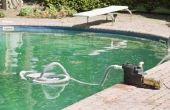 Hoe te vacuüm van algen in een klein zwembad Intex