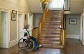 Het verplaatsen van een handmatige rolstoel boven