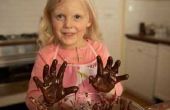 Hoe te verwijderen chocolade vlekken van een tafelkleed