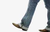Hoe om te rollen van de uiteinden van je broek voor laarzen