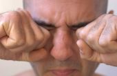 Wat zijn de behandelingen voor een gezwollen, jeukende ooglid?