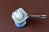 Hoe maak je een zelfgemaakte yoghurt vochtinbrengende crème