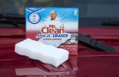 Het gebruik van een Mr Clean Magic Eraser op een auto