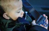 How to Report iemand voor het verlaten van een kind in de auto
