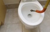 Hoe te het ontstoppen van een Toilet met een loodgieter van slang