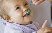 Hoe om een Baby te eten van vast voedsel