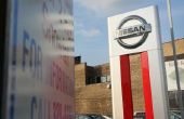 Nissan Pickup olie Pan verwijderen