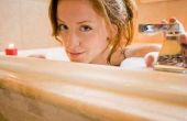 Hoe om vlekken te verwijderen van een glazuur-bad