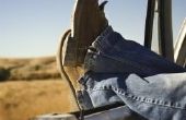 Hoe te knippen spleten aan het einde van mannen Jeans voor laarzen